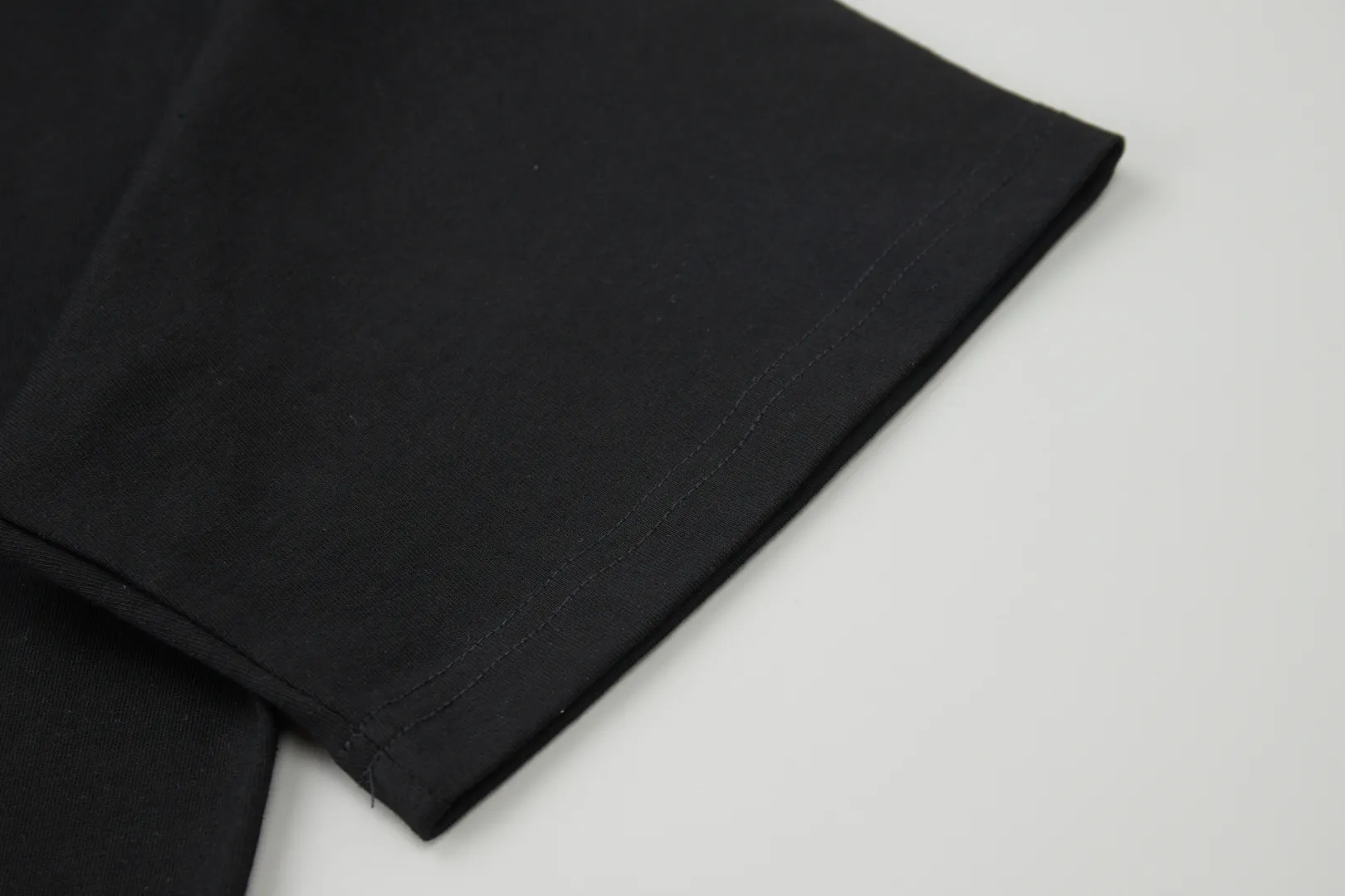 🅿️220 ✨CH✨🆕25SS spring and summer new style Crow Heart ✝ frame logo patch short sleeves Light luxury essential item for daily commuting for men and women Correct version Welcome to compare Detailed features · 260g 100% pure cotton double yarn jersey fabric · Custom dyed in the same cylinder, special thickened 32 double-ply 1X1 threads · Double-needle stitching and cross-stitching technology · Original main mark, washed tag, branded moisture-proof paper packaging Color: White/Black/ Size: S/M/L/XL